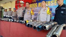 Kapolres Tuban AKBP Suryono, ketika menunjukkan barang bukti knalpot brong.