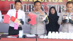 Kapolres Tuban AKBP Suryono, tunjukkan barang bukti pil dobel L.
