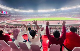 Presiden Joko Widodo mengapresiasi kerja keras para pemain tim nasional (timnas) Indonesia saat menghadapi timnas Argentina dalam laga FIFA Matchday yang digelar di Stadion Utama Gelora Bung Karno, Jakarta. (memanggil.co/ist)