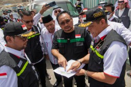 Menteri Agama RI Yaqut Cholil Qoumas Rabu (21/6/2023) meninjau kesiapan layanan jemaah haji Indonesia di Mina. (Memanggil.co/Tim MCH)