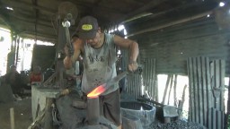 Pande besi di Tuban kebanjiran pesanan pisau sembelih untuk Idul Adha.