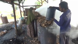 Produsen arang batok kelapa di Tuban, kebanjiran pesanan idul adha.