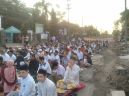 Ribuan warga Muhammadiyah Kabupaten Bojonegoro menggelar sholat Idul Adha di depan pelataran Masjid At Taqwa Jalan Teuku Umar, Kecamatan Kota Bojonegoro, pada Rabu 28 Juni 2023. (Memanggil.co/Istimewa)