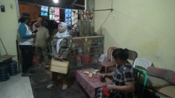 Satpol PP Tuban gerebek warung panti pijat yang digunakan ajang prostitusi terselubung. Foto: Khusni Mubarok