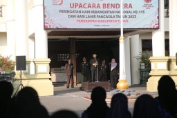 Sekda Tuban Budi Wiyana saat memberikan arahan pada upacara peringatan Hari Lahir Pancasila di Kantor Pemkab setempat, Kamis (01/06/2023).