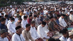 Warga Muhammadiyah Tuban menggelar Sholat ID di Terminal Kebonsari Tuban, (21/04/2023) lalu. 