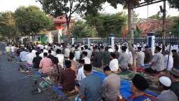 Suasana sholat Idul Adha warga Muhammadiyah di MIM Panyuran, Kecamatan Palang, Kabupaten Tuban, Rabu (28/06/2023).
