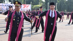 Bupati Tuban Aditya Halindra Faridzky (kanan) bersama Kapolres ketika menari langen Tayub di Alun-alun setempat.