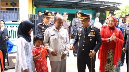 Gatot Efendi (kiri) tampak bahagia dan menyampaikan terima kasih kepada Kapolres Tuban setelah rumahnya direnovasi.