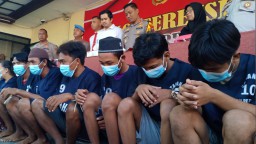Pelaku ketika dibawa ke Mapolres Tuban guna proses hukum lebih lanjut.