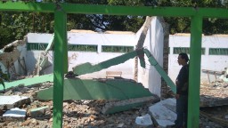 Seorang pekerja bangunan di Blora meninggal dunia tertimpa tutup keong (tembok penyangga atap) bangunan sekolah yang roboh saat sedang direnovasi. (Memanggil.co/Ist)