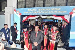 Wakil Menteri Dalam Negeri Jonh Wempi Wetipo hadir dalam acara widusa IPDN. (Memanggil.co/Husni Nursyaf)