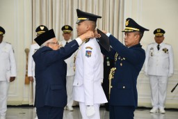 Wakil Presiden RI Ma'aruf Amin menyematkan penghargaan Kartika Astha Brata dan Kartika Abdi Praja kepala 10 Lulusan terbaik. (Memanggil.co/Husni Nursyaf)