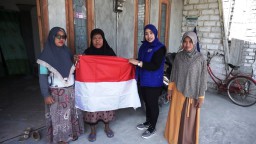 Anggota DPRD Tuban Sulasih Noer Mahfudhoh saat bagi-bagi bendera merah putih. (Memanggil.co/Ist)