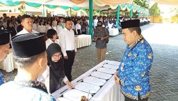 Momen penandatanganan perjanjian kerja PPPK disaksikan Bupati Blora Arief Rohman secara langsung di halaman Dinas Pendidikan Kabupaten Blora. (Memanggil.co/Ist)