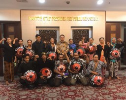 1. Warga Sedulur Sikep Pati yang tergabung dalam JMPPK foto bersama Moeldoko selaku Kepala Staf Kepresidenan usai bertemu dengan Presiden Joko Widodo pada Agustus 2016 silam.(memanggil.co/jmppk) 