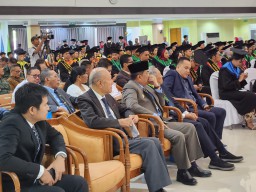 Wali Nanggroe Aceh Paduka Yang Mulia Tgk. Malik Mahmud Al Haythar, menghadiri prosesi wisuda putra-putri Aceh yang berkuliah di PEM Akamigas Cepu (Memanggil.co/ist)
