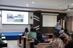 Kehadiran Mike Allen, Executive Director Geothermal New Zealand Inc ini memberikan materi tentang Geothermal Production bagi mahasiswa PEM Akamigas. (Memanggil.co/ist)  