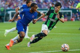 Duel Raheem Sterling dan Kaoru Mitoma, Chelsea vs Brighton, Premier League Summer Series 2023. (AP Photo/Chris Szagola/Bola.net)
