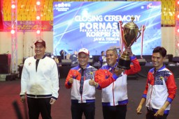 Menpora RI Dito Ariotedjo menyerahkan tropi juara umum Pornas XVI Korpri 2023 di GOR Jatidiri Semarang kepada tim Korpri Jateng. 