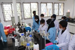 Selama seminggu, mereka diajak berpetualang mengunjungi dan menjajal sarana laboratorium PEM Akamigas hingga jalan-jalan ke sumur tua di Wonocolo.(Memanggil.co/ist)