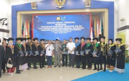 
Sembilan mahasiswa asal Kabupaten Tanjung Jabung Barat penerima beasiswa PPM SKK Migas – PCJL menjalani wisuda di PEM Akamigas Cepu Blora.(memanggil.co/ist)
