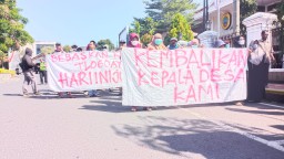 Warga Desa Tlogoayu, Kecamatan Gabus, Pati berunjuk rasa di depan Kantor Bupati Pati, menuntut agar Kades mereka yang ditahan di Polda Jateng segera dibebaskan.(Memanggil.co)
