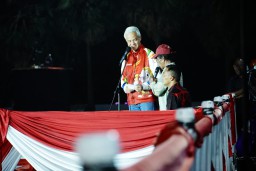 Gubernur Jateng Ganjar Pranowo memberikan apresiasi kepada 2 orang mantan atlet yakni Tugiman dan Wahyudi, saat pembukaan Porprov Jateng 2023 di Pati. (Memanggil.co/Ist)