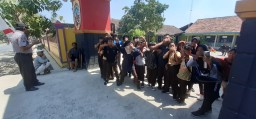Para siswa SDN I Wegil terpaksa menutup hidungnya akibat dikepung hujan debu. (memanggil.co/ist)
