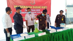Pemusnahan barang bukti di halaman kantor Kejaksaan Negeri Tuban.