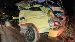 Kondisi truk engkel ringsek usai terlibat kecelakaan lalu lintas di lokasi kejadian.