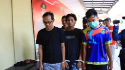Ketiga pelaku ketika diamankan di Mapolres Tuban.