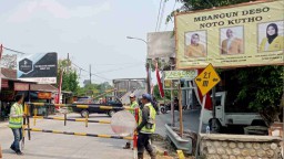 Akses jembatan ditutup total karena ada perbaikan.