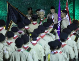 Ganjar saat melepas 218 anggota Pramuka Jateng, di Anjungan Jawa Tengah Taman Mini Indonesia Indah (TMII). (Memanggil.co)