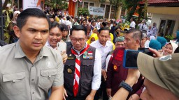 Gubernur Jawa Barat Ridwan Kamil saat mengunjungi SMA Negeri Situraja, Kabupaten Sumedang. (Memanggil.co/Husni Nursyaf)