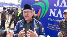 Ketua PP Persis, KH Jejen Zunaedin, saat diwawancarai sejumlah wartawan. (Memanggil.co/Husni Nursyaf)