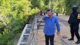 Bupati Garut, Rudy Gunawan mengaku kecewa terhadap kinerja konsultan perencanaan yang tidak memasukkan unsur wiremash (baja tulangan) pada beberapa jalan dengan beban berat. (Memanggil.co/Wildan FM)