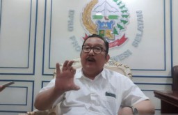 Wakil Ketua DPRD Sulsel Ni'matullah Erbe memberikan penjelasan kepada wartawan berkaitan kasus laka lantas yang melibatkan anaknya di ruang kerjanya, Kantor DPRD Sulsel Jalan Urip Sumoharjo Makassar, Sulawesi Selatan, Senin (7/8/2023) malam (Memanggil.co/