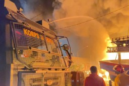 Kapal terbakar di Pelabuhan Jongor Kota Tegal (Memanggil.co/Antara)
