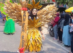 Siswa-siswi SMK PSM Randublatung berhasil menyulap sampah klobot jagung di musim panen menjadi busana yang indah (Memanggil.co/lst)