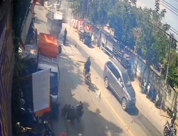 Rekaman CCTV kecelakaan beruntun di depan Pasar Pungpungan, Kecamatan Kalitidu, Bojonegoro. 