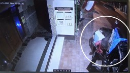 Pencurian kotak amal masjid di Tuban terekam CCTV.