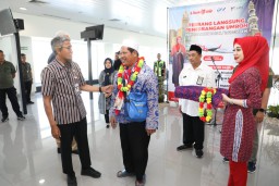 Sekretaris Daerah Jateng, Sumarno, di sela pelepasan penerbangan perdana jemaah umrah di Bandara Ahmad Yani. (Memanggil/ist)