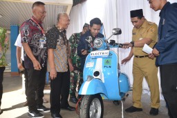 Wagub Jateng melihat Vysatic yang merupakan modifikasi kendaraan Vespa Super 150.(memanggil.co/ist) 