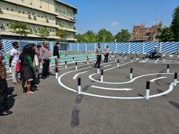 Satlantas Polresta Pati sosialisasi penerapan ujian praktek SIM C baru dengan materi terbaru di lapangan ujian praktek SIM Satpas 1436 Satlantas Polresta Pati, Jalan AKBP Agil Kusumadya  Kabupaten Pati.(memanggil.co/ist)