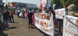 Massa mendesak Bupati Kudus Hartopo memerintahkan para Kades melantik para Perades terpilih. (memanggil.co)