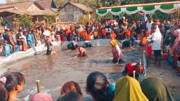 Kubota menggelar lomba tangkap lele yang diikuti emak emak lintas generasi. (Foto: Arif Firmansyah)