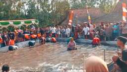 Kolam arena lomba dibuat dari terpal ukuran 10 X 10 meter dan diisi air dan ikan lele. (Foto; Arif Firmansyah) 
