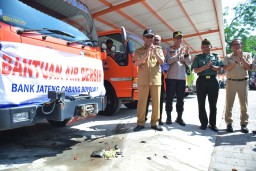  BPBD Boyolali menyalurkan bantuan air bersih yang diberangkatkan Bupati Boyolali M. Said Hidayat di halaman kantor setempat. (memanggil.co/ist)