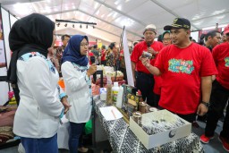 Wagub Taj Yasin saat mengunjungi stand UMKM peringatan HUT ke-78  Jateng di GOR Adhi Karsa Brebes. (Memanggil.co/Ist) 
